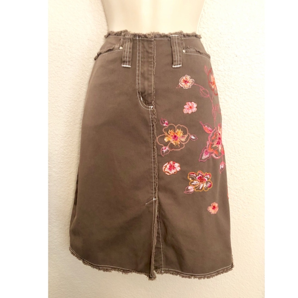 NWOT Beautiful Bandolino embroidered skirt. Sz 4
